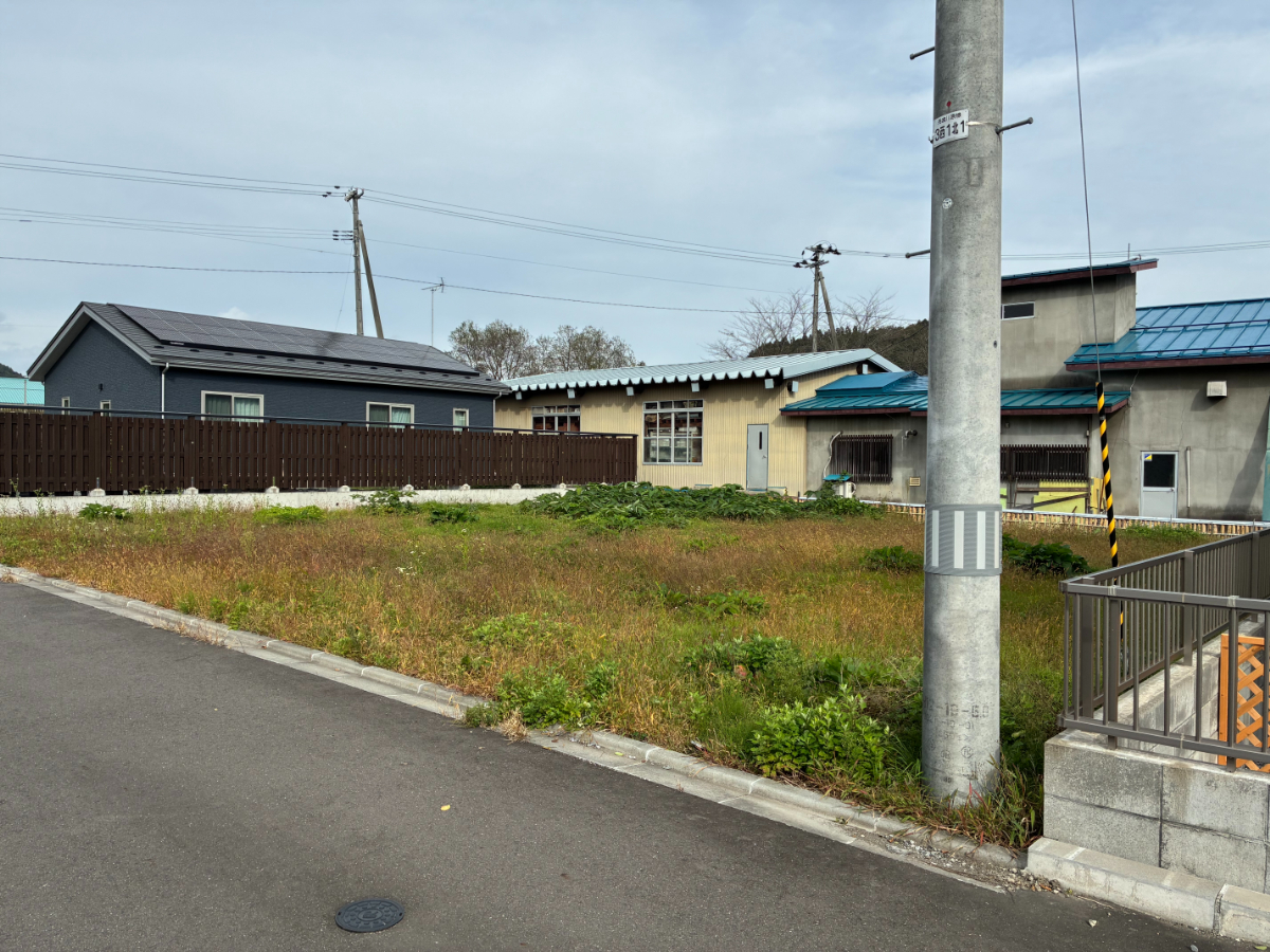 ＼スーパーすぐそばの約140坪土地！／☆建築条件なし☆閑静な住宅街です♪