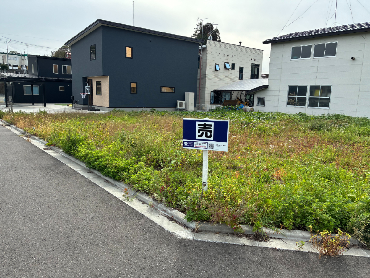 ＼スーパーすぐそばの約140坪土地！／☆建築条件なし☆川沿いの静かな環境です♪