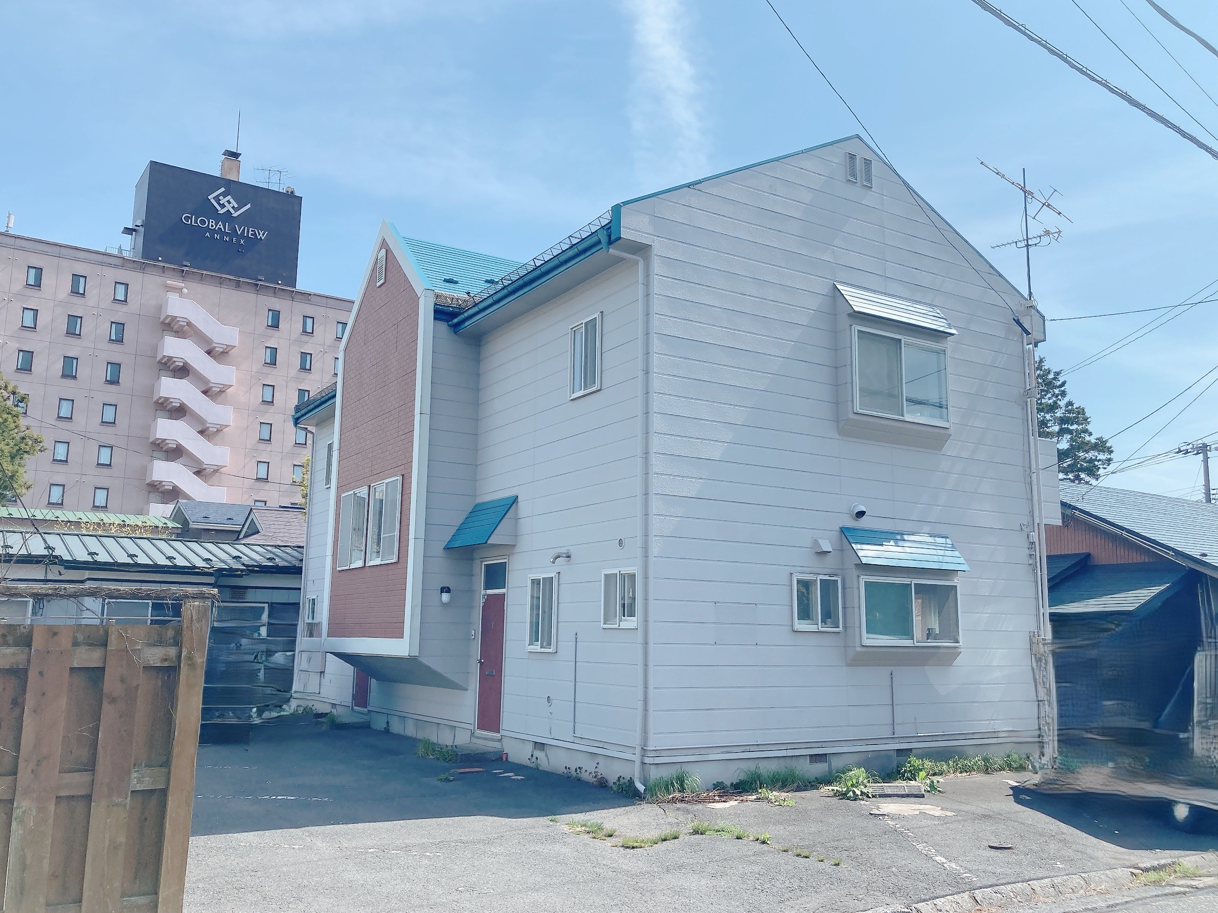 ＼八戸市徒士町 約130坪土地／☆現況渡し☆敷地内に建物３棟あり！