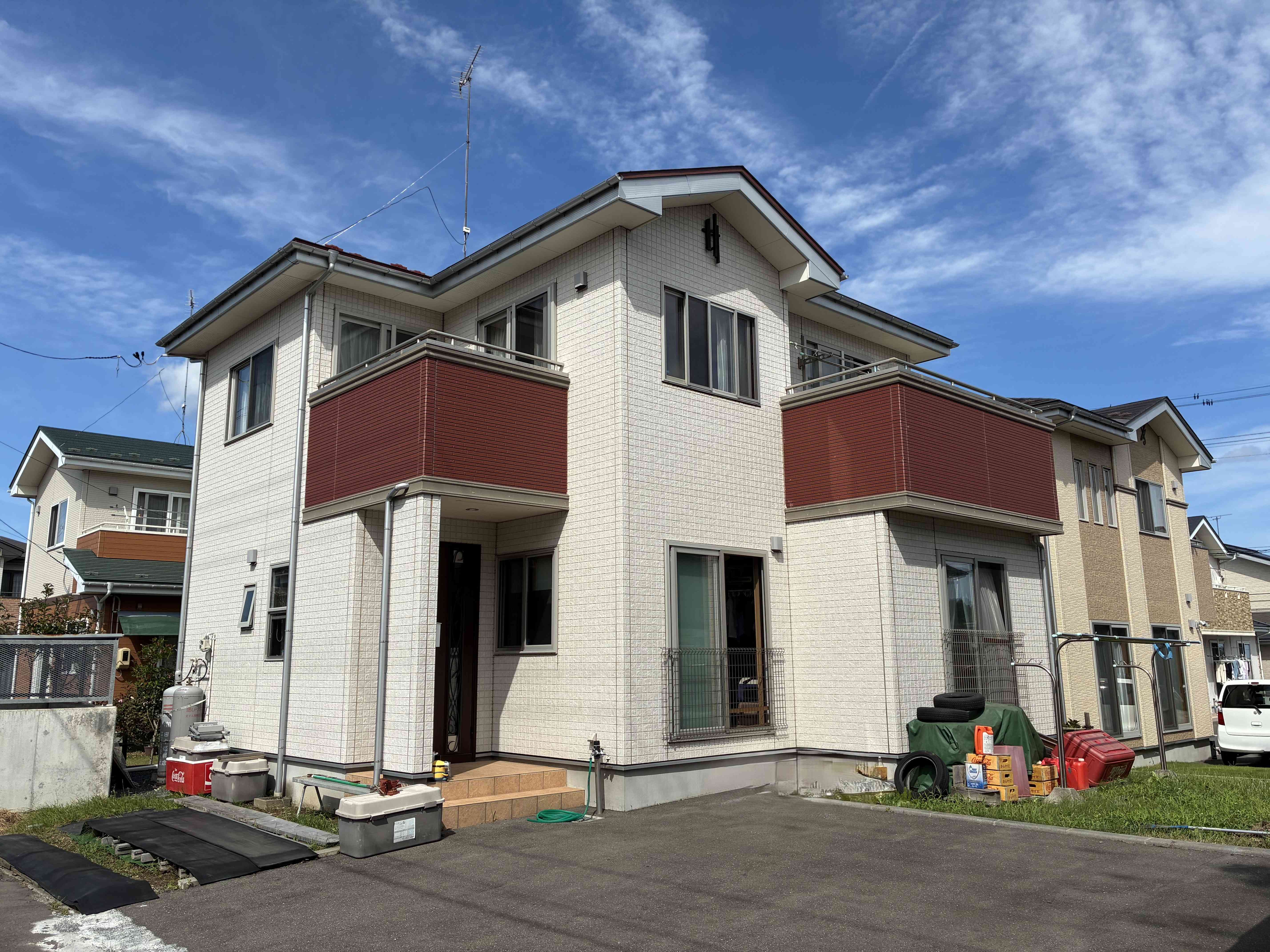 ＼築11年目の居住中物件！／3台以上駐車可能！お庭もあってゆったりとした敷地です